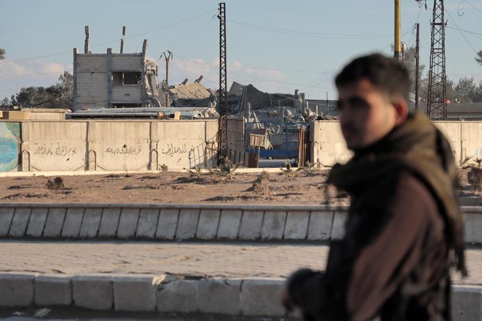 Een lid van de Syrische Democratische Strijdkrachten bij de aangevallen gevangenis in de stad al-Hasakah.