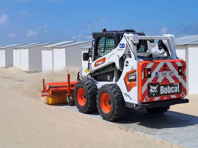 Deze machine maakt de Zeedijk en Planché zandvrij