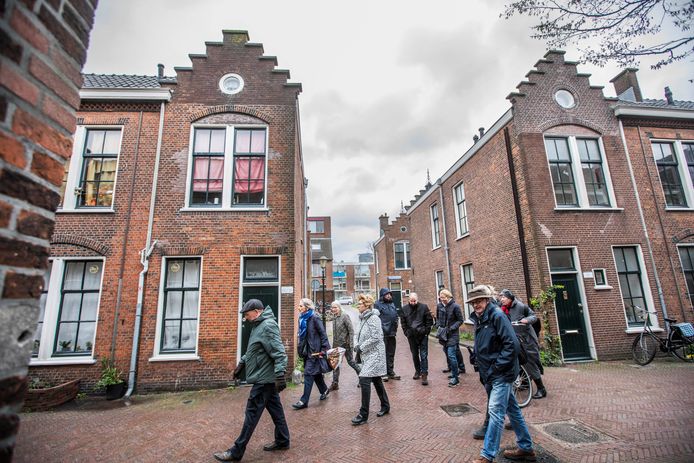 Deelnemers aan de cursus Hagologie zijn positief verrast door het buurtje rond de Van Ostadestraat.