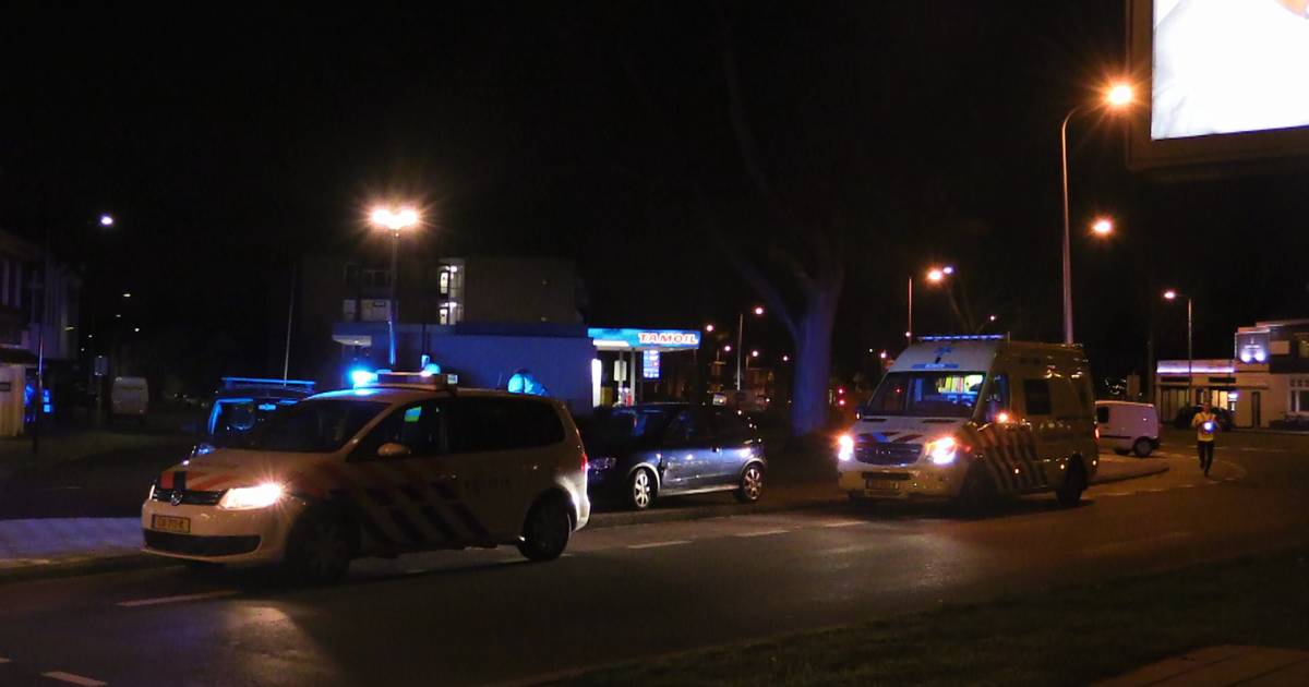 Automobilist belandt in ziekenhuis na ongeluk op singel in Enschede.