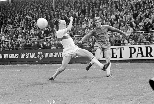 Piet Keizer (R) in duel Theo van den Burch tijdens Ajax - ADO (5-3) in het seizoen 1966-1967 waarin de Amsterdammers het recordaantal van 122 goals maken.