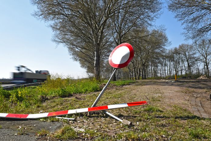 De parkeerplaats Vaartkant langs de A59 bij Waspik wordt aangepakt en opgeruimd.