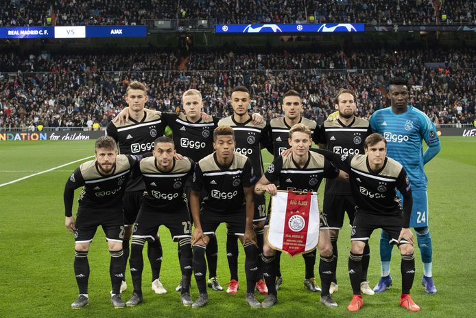 Elftal Ajax voorafgaand aan de Champions League-wedstrijd tegen Real Madrid.