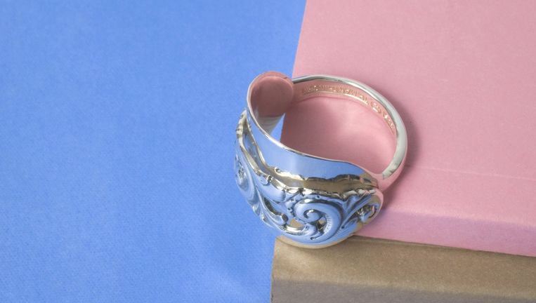 Een theelepel, omgevormd tot ring. Beeld Ellen Mandemaker