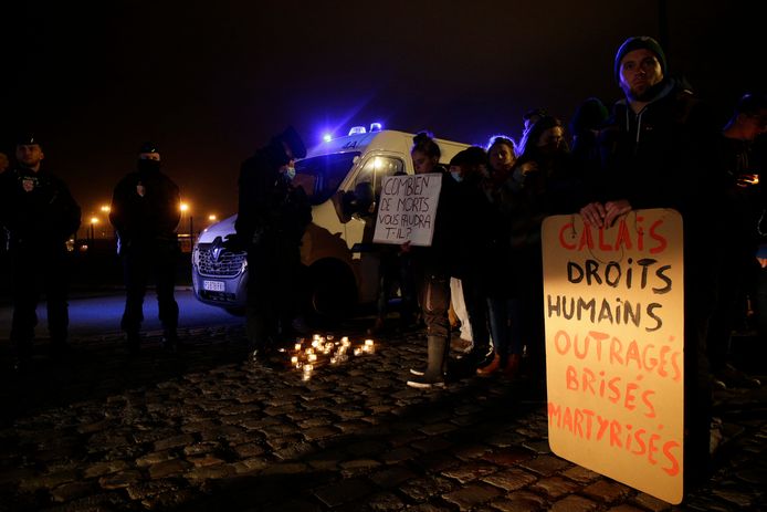 Actievoerders protesteren aan de haven van Calais nadat zeker 27 mensen om het leven kwamen in een poging het Kanaal over te steken.