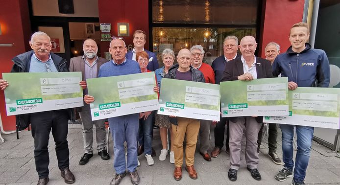 De vertegenwoordigers van de 5 goede doelen namen hun cheque in ontvangst.