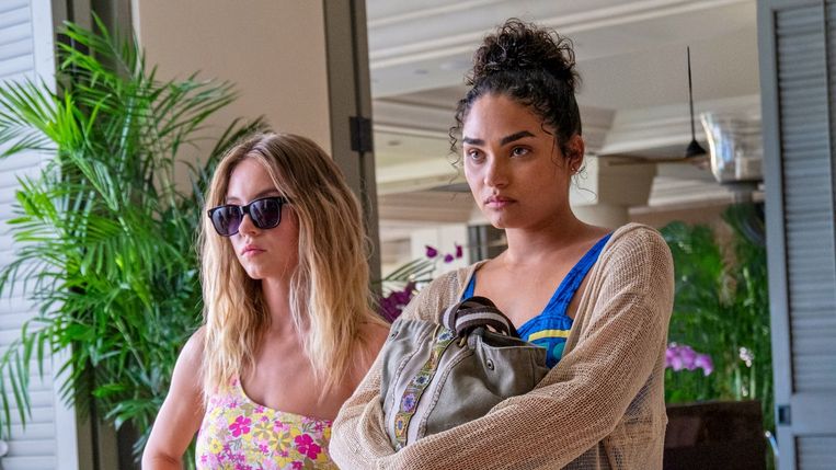 Sydney Sweeney en Brittany O'Grady in 'The White Lotus' Beeld TMDb