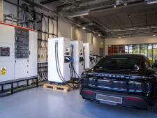 Op een lege tank kan ook een elektische auto niet rijden, daarom is investeren in laadpalen nodig