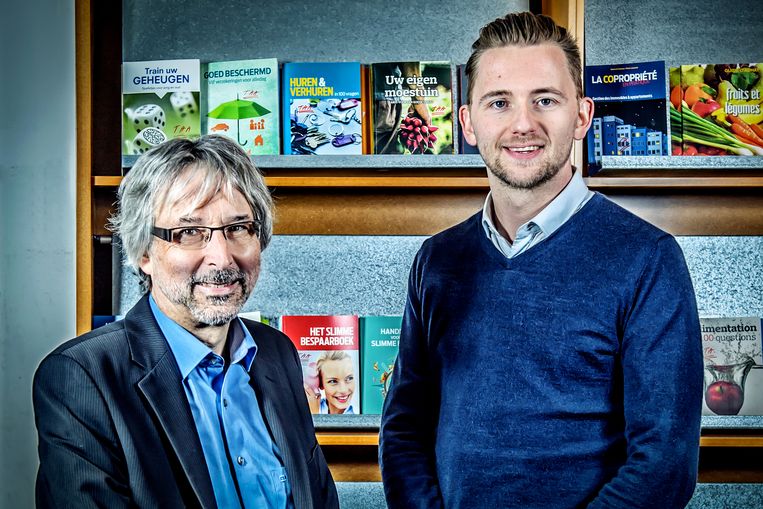 Simon November (rechts): ‘De energie­prijzen kunnen nog verder door het dak gaan. Je doet er goed aan deze winter zuinig om te springen met verwarming en elektriciteit.' Beeld Geert Van de Velde