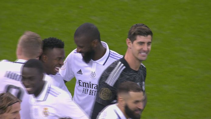 Courtois festeggia con i suoi compagni di squadra.