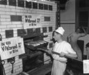 Een bakkerij tijdens de broodoorlog in Haarlem, 11 januari 1950.