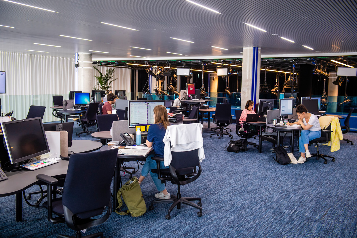 De redactievloer van DPG Media in Antwerpen. Beeld Gregory Van Gansen / Photo News