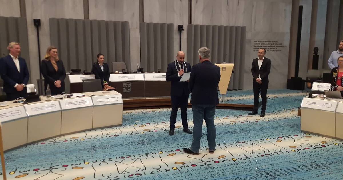 Kijk Mama Raadslid In Arnhem Zonder Handen Schudden Arnhem Gelderlander Nl