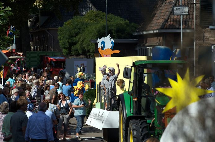Beeld van een eerdre editie van de optocht bij de kermis in Hummelo.