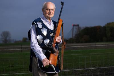 Hans (89) is de beste schutter en dat kost ’m euro’s: maar die betaalt hij graag, nu het nog kan