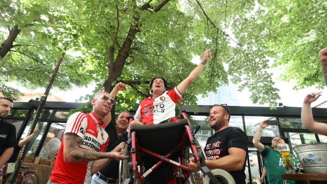 Deze supporters schreeuwen Feyenoord in Tirana naar de winst: ‘Ook vandaag heb ik mijn geluksmuts op’