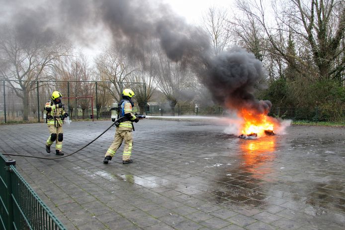 De brandweer blust de autobanden in Arnemuiden.