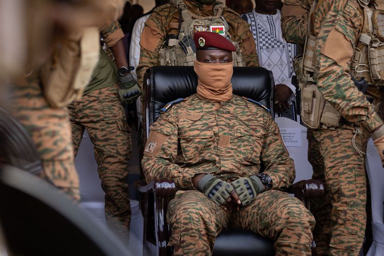 Kapitein Ibrahim Traoré, die zichzelf eind september uitriep tot president van Burkina Faso, hier in oktober. Beeld AFP