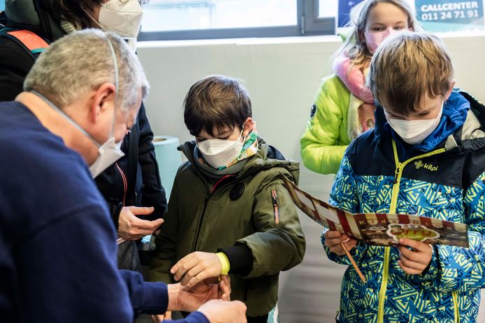 Eerste kindervaccinaties in ELZ Noord-Limburg, Peer. 
Mama Martine met haar kinderen Ruben, Jens en Lisa.