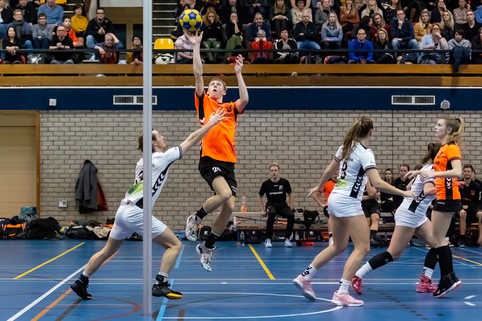 Unitas in een eerder seizoen in de zaal in actie tijdens de derby tegen De Meeuwen. De seizoensstart wordt nu uitgesteld omdat Unitas met coronabesmettingen kampt.