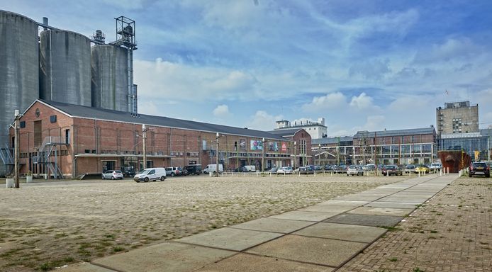 Bovenop de hoge silo's van voormalige veevoederfabriek CHV in Veghel, hier links op de foto, wil Noordkade Ontwikkeling een luxe hotel bouwen.