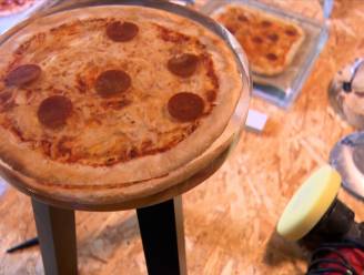 Speciale kunst: man maakt meubels van pizzastukken