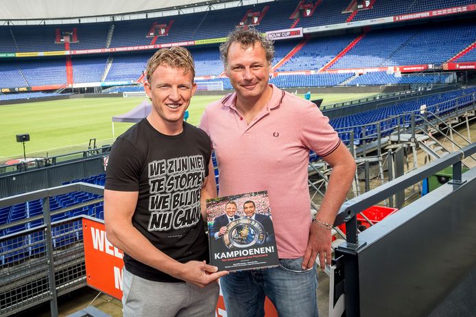 Dirk Kuyt krijgt in 2017 in de Kuip het boek Kampioenen uit handen van verslaggever Mikos Gouka.