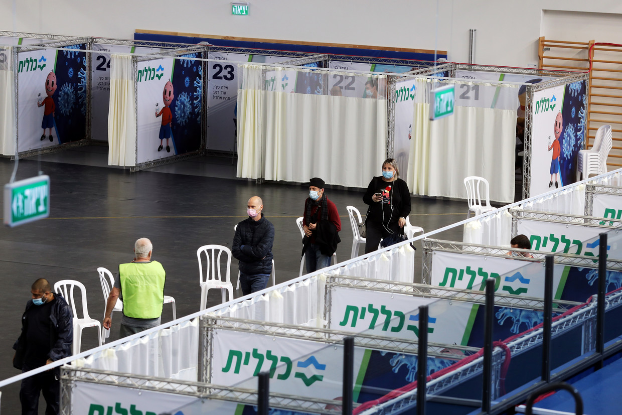 Een wachtrij voor de vaccinatie in het Israëlische Petah Tikva. Beeld Reuters