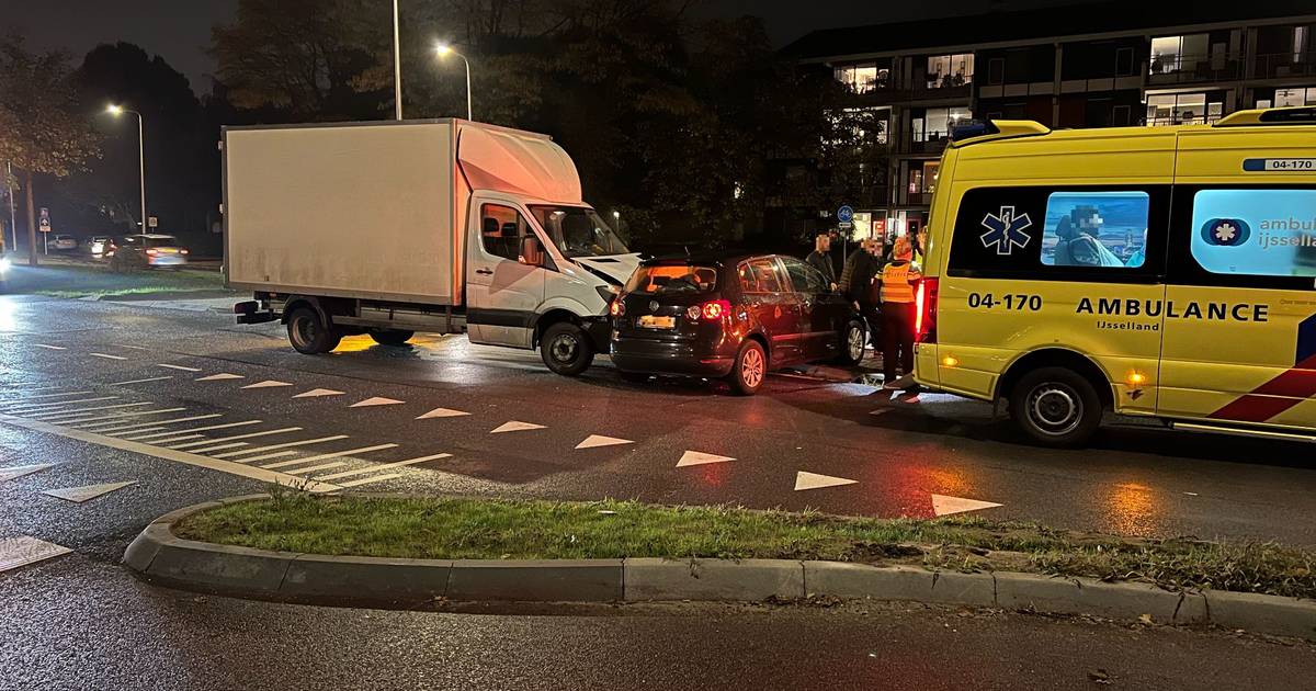 Gewonde bij botsing in Deventer tussen auto en vrachtwagen, Overstichtlaan dicht.