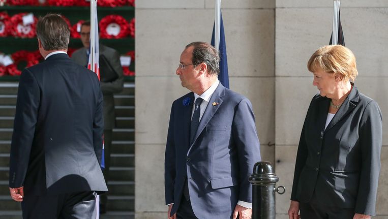 De Britse premier Cameron loopt weg van François Hollande en Angela Merkel tijdens een ontmoeting vorig jaar. Beeld epa