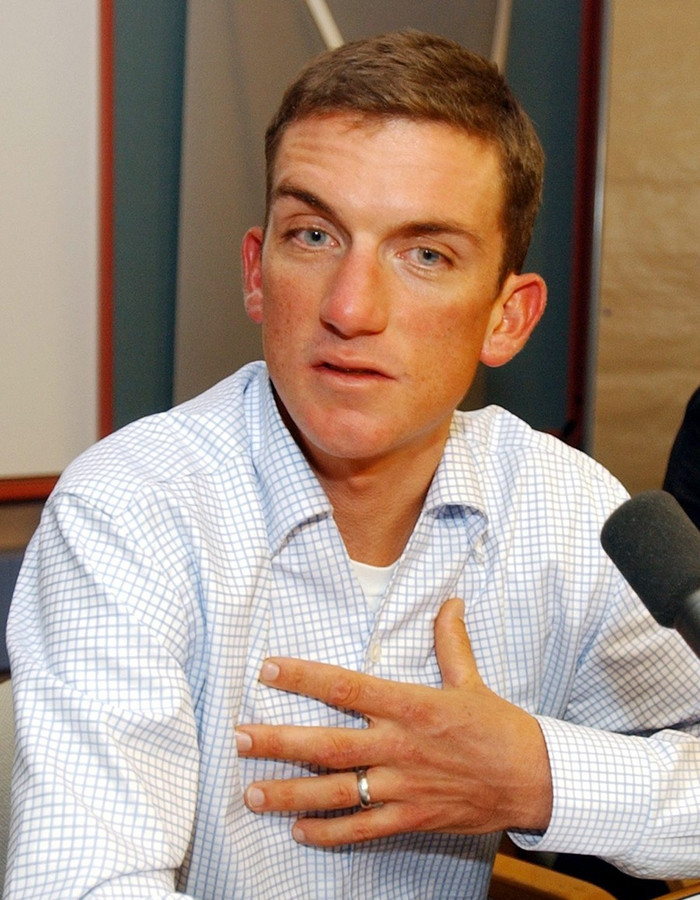 Tyler Hamilton praat andere klanten Fuentes aan de galg Foto hln.be