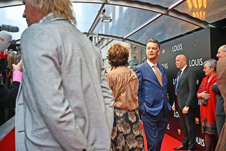 Rode loper voor bondscoach Louis van Gaal bij de première van de film Louis. Hij kijkt schalks naar vrouw Truus.
 Beeld Guus Dubbelman / de Volkskrant