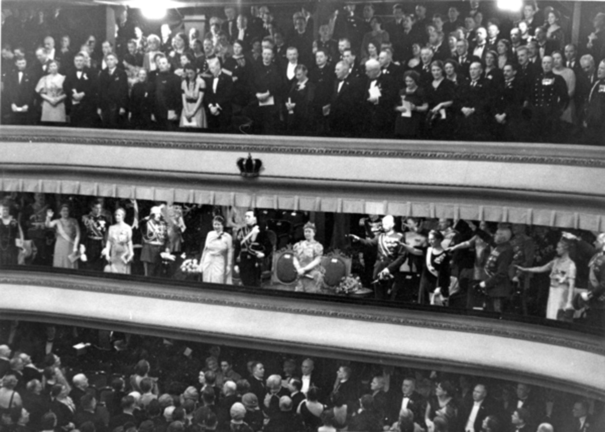 Gasten brengen de Hitlergroet op een gala kort voor het huwelijk van Juliana en Bernhard in 1937. Beeld Nationaal Archief/Collectie Spaarnestad/Fotograaf onbekend