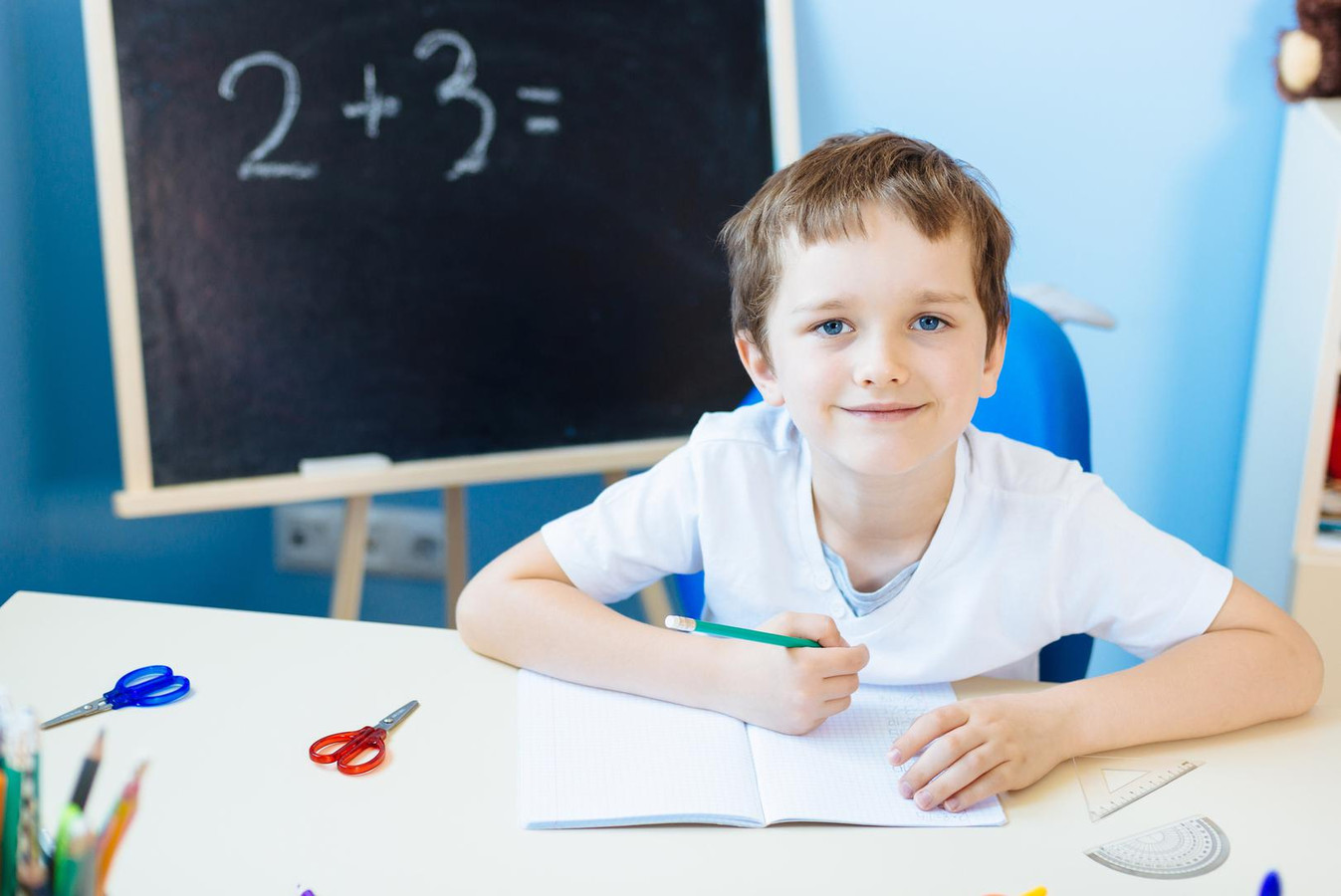 He is school. Фото дети делают тест 2 класс. Как фотографировать домашнее задание.