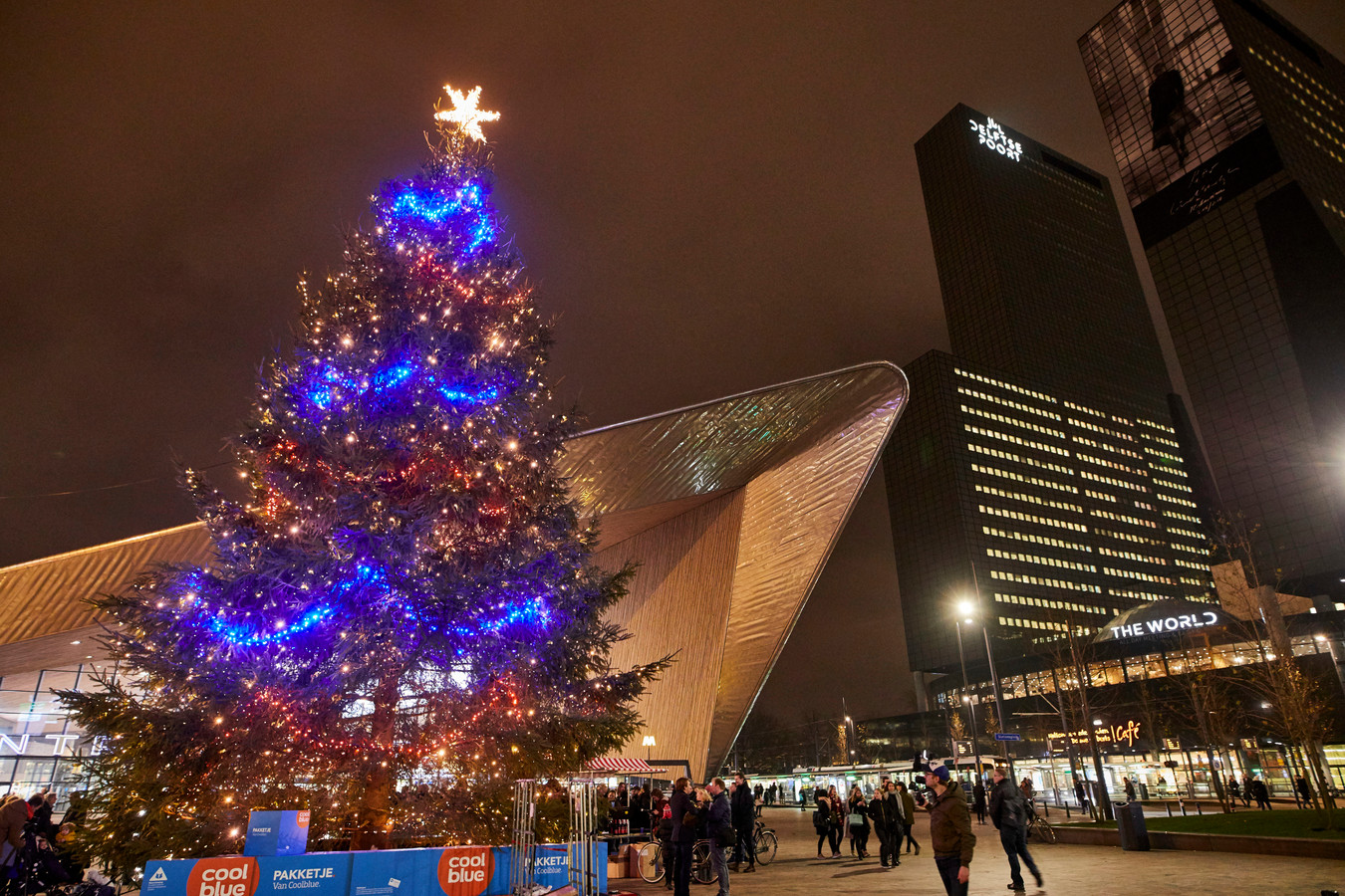 Eén dag de tijd om geld voor kerstboom Rotterdam Centraal bij elkaar te