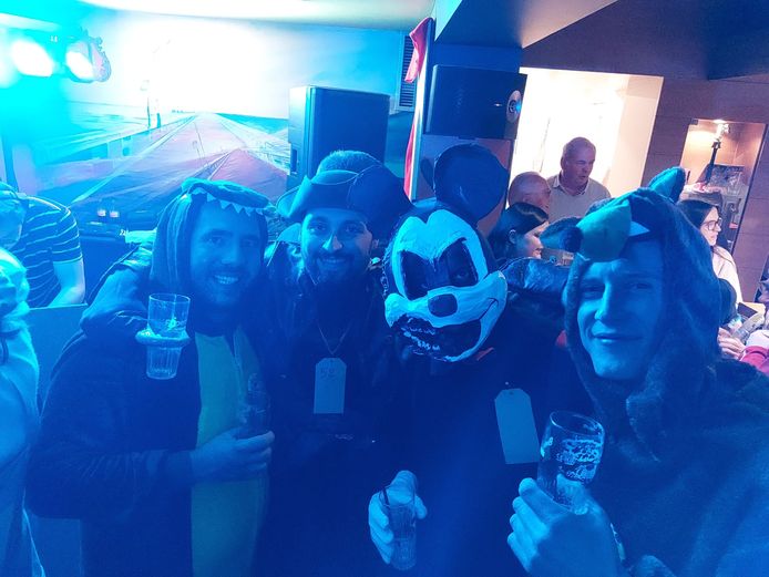 Ook de jaarlijkse maskerade mag niet ontbreken tijdens een Poperings carnavalsweekend.