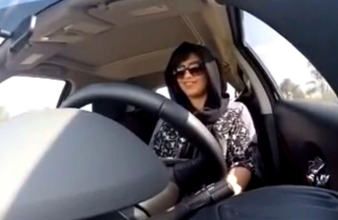 Loujain al-Hathloul reed stiekem in Saoedi-Arabië en werd daarvoor in 2014 gearresteerd.