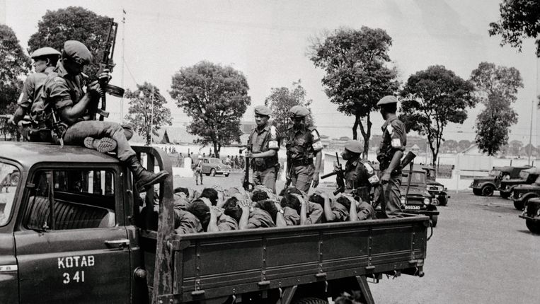Militairen voeren opgepakte leden van de communistische jeugdbeweging weg in een vrachtwagen, oktober 1965. Honderdduizenden werden vermoord. Beeld © Bettmann/CORBIS