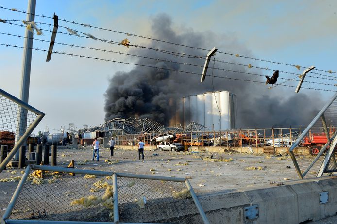 Schade in de haven van Beiroet na de explosie.