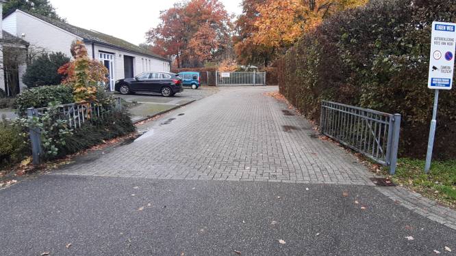 Hekken die altijd open staan aan Stationsweg in Nuenen, mogen blijven staan
