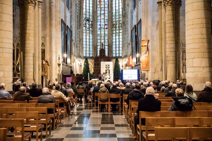 Zo’n veertigtal mensen kwamen naar de Basiliek afgezakt om naar de uitleg van Architect Chris Van Brussel te komen luisteren