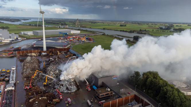Schroothoop en stapel autowrakken moeten minder hoog bij metaalverwerker uit Kampen na grote brand