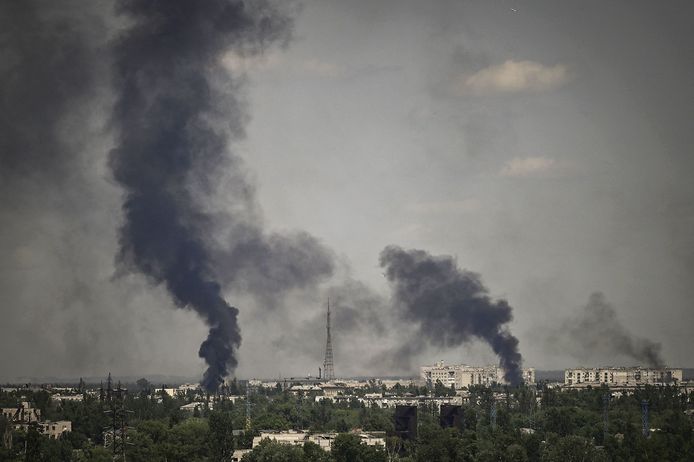 Rook stijgt op uit de stad Severodonetsk tijdens hevige gevechten tussen de Oekraïense en Russische troepen.