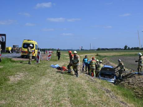 Man wijkt uit voor shovel en belandt gewond in de sloot in Dronten