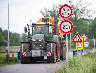 Zwaar verkeer mag Aa of Weerijs-brug niet meer over: ‘Dit dupeert tal van agrarische bedrijven’ 