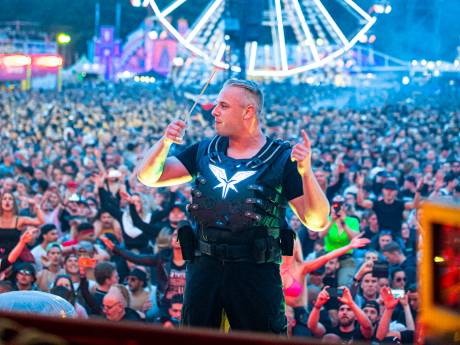 Top-dj uit Twente verschijnt ‘na hard gevecht’ met compleet orkest op podium