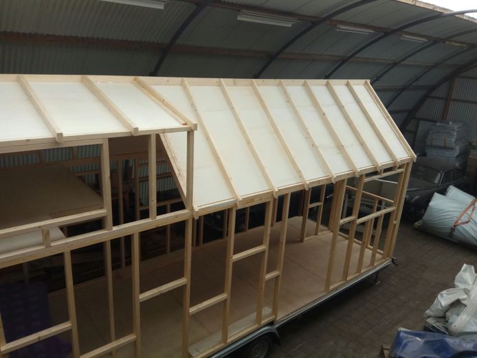 Het huisje van Tom en Annemijn in aanbouw.