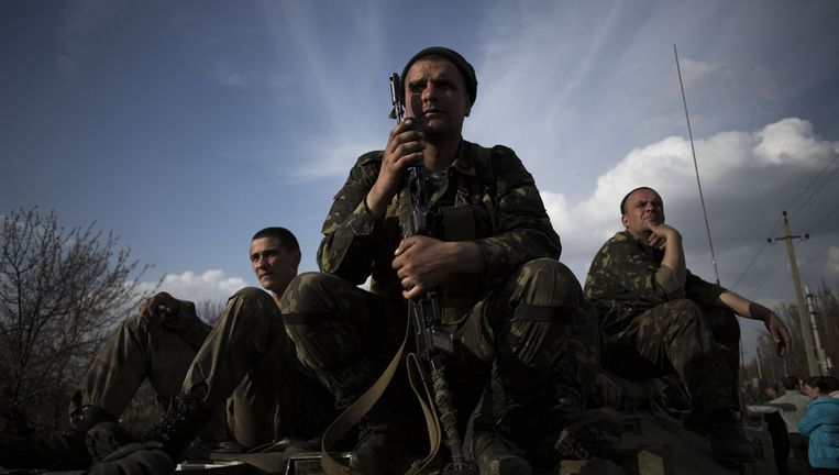 Militairen van het Oekraïense leger gisteren in Kramatorsk. Beeld ap