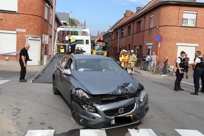 Het spectaculaire ongeval gebeurde op de Van Langenhovestraat in Sint-Gillis.