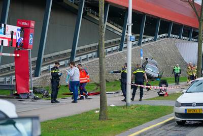 Vijf gewonden bij ernstig auto-ongeluk bij The Wall in Utrecht: ‘Ik hoorde een harde knal, sta nog t